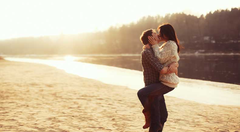 Par der kysser på stranden