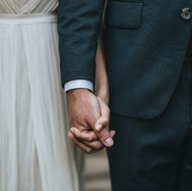 Nygift par holder i hånden