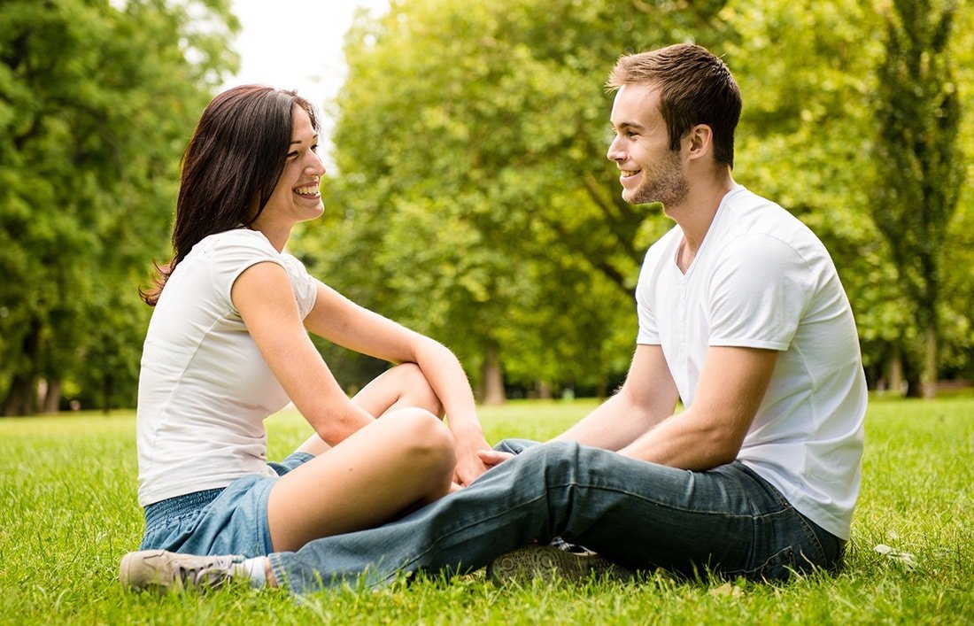 Par der stiller spørgsmål til hinanden i en park